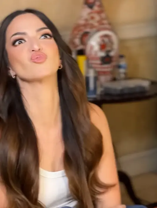 Bukan Nia Ramadhani jika tak bertingkah nyeleneh. Meski sudah cantik, Nia Ramadhani menunjukkan ekspresi wajah aneh dengan duck face [@ranggayusuf]