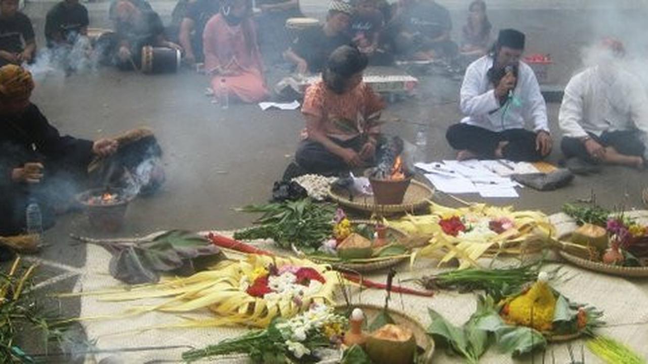 Arti tumbal dan bakar kemenyan dalam ritual ngaruat