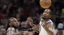 Pemain Cleveland Cavaliers, Jae Crowder (kiri) saat berebut bola dengan pemain Warriors, Kevin Durant pada lanjutan NBA basketball game di Quicken Loans Arena, Cleveland, (15/1/2018). Warriors menang 118-108. (AP/Tony Dejak)