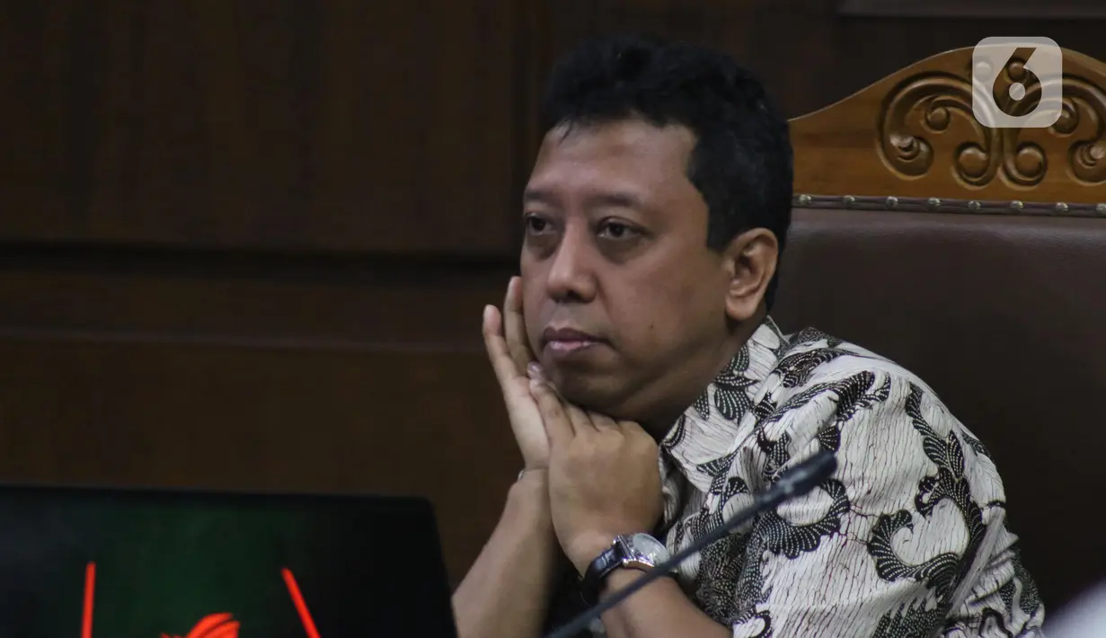 Terdakwa suap jual-beli jabatan di lingkungan Kemenag, M Romahurmuziy saat menjalani sidang lanjutan di Pengadilan Tipikor Jakarta, Rabu (11/12/2019). Sidang mendengar keterangan empat saksi, salah satunya Gubernur Jawa Timur, Khofifah Indar Parawansa. (Liputan6.com/Helmi Fithriansyah)