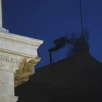 Asap hitam mengepul dari cerobong asap Kapel Sistina selama konklaf para kardinal untuk memilih paus baru di Vatikan, Rabu (7/5/2025). (AP/Alessandra Tarantina)