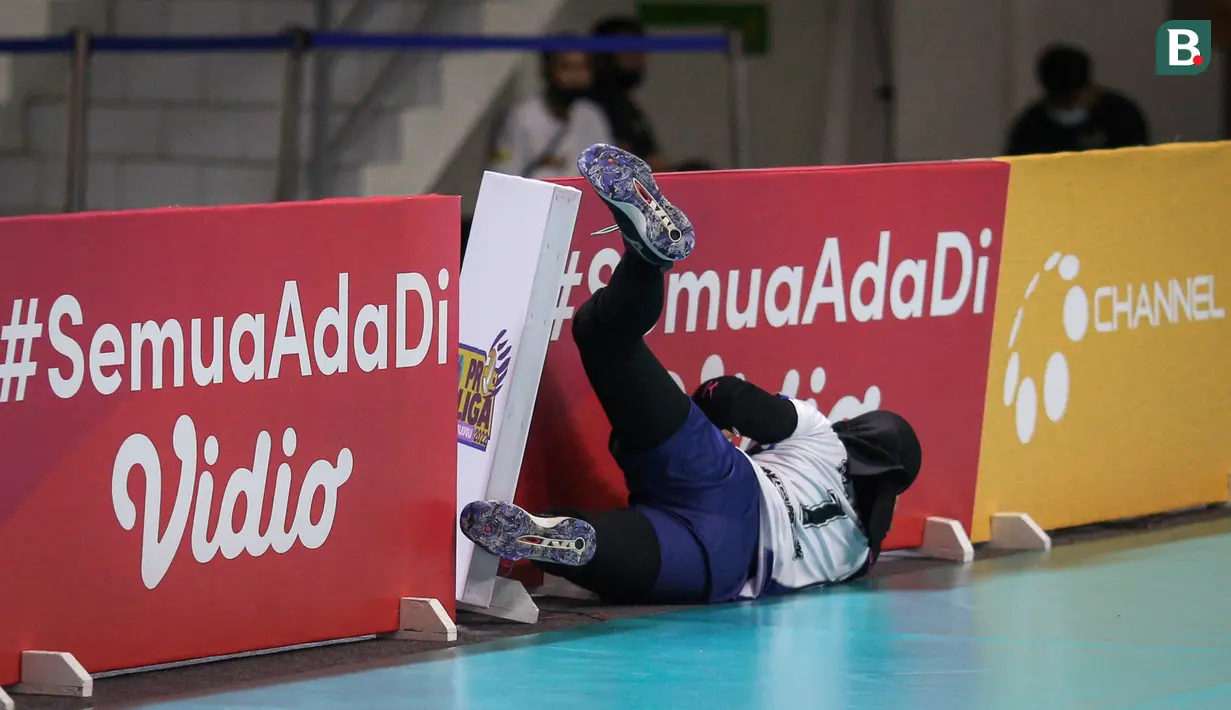 Pemain Jakarta Pertamina Fastron, Selly Nurfauziah menabrak papan pembatas usai berusaha menyelamatkan bola saat laga lanjutan PLN Mobile Proliga 2022 di GOR Kawah Candradimuka, Padepokan Voli Jenderal Polisi Kunarto, Bogor, Jumat (14/01/2022). (Bola.com/Bagaskara Lazuardi)