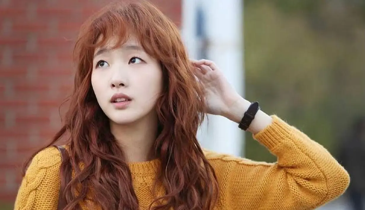 Menjadi sosok Hong Seol dalam KDrama "Cheese In The Trap", Kim Go Eun mengubah warna dan tatanan rambutnya menjadi wavy curly. (Instagram/simply.kge)