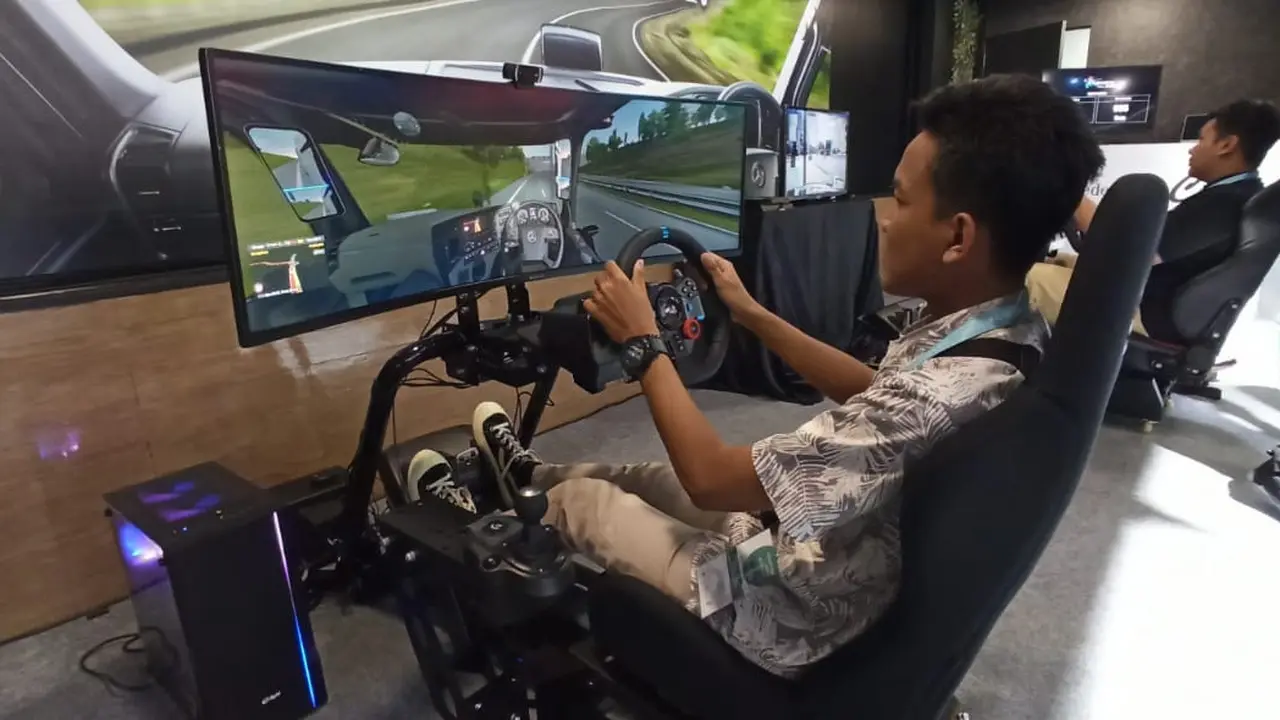 Simulator bus dan truk di GIICOMVEC 2020