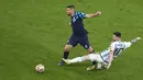 <p>Gelandang Kroasia, Mateo Kovacic berduel memperebutkan bola dengan penyerang Argentina, Lionel Messi selama pertandingan semifinal Piala Dunia 2022 di Stadion Lusail di Lusail, Qatar, Rabu (14/12/2022). Argentina berhasil lolos ke final setelah menang telak atas Kroasia dengan skor 3-0. (AP Photo/Pavel Golovkin)</p>