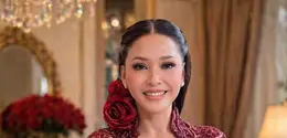 Lewat unggahan terbarunya di media sosial, Maia tampil bak Kartini era kini dalam balutan kebaya merah marun rancangan Anne Avantie yang memancarkan kesan elegan sekaligus berwibawa. [@maiaestiantyreal].