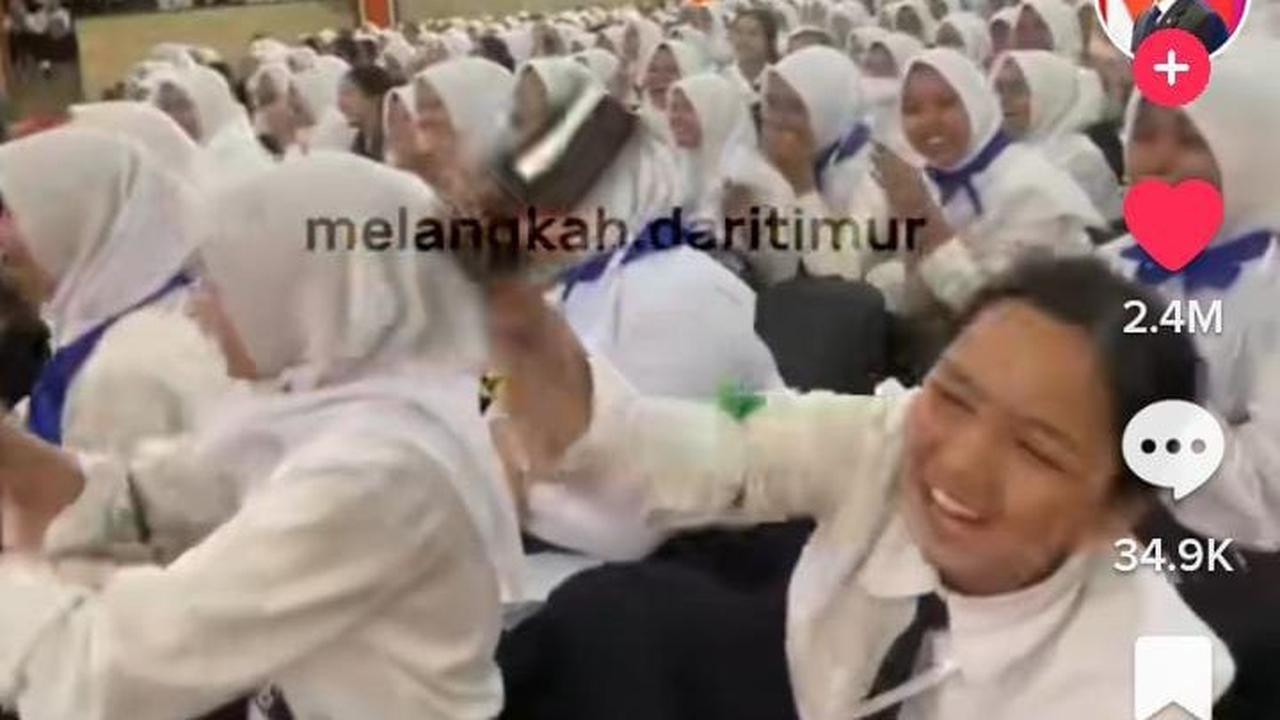 Mendengar tawaran tersebut, sontak audiens di tempat heboh dengan sorakan dan tepuk tangan.