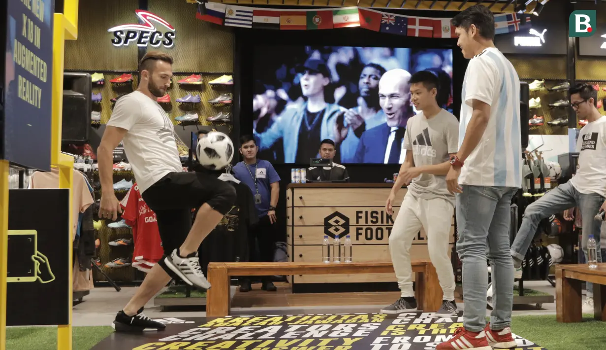 Striker Bali United, Ilija Spasojevic, melakukan atraksi freestyle saat acara peluncuran sepatu Adidas di Fisik Football, Grand Indonesia, Jakarta, Jumat (22/6/2018).  (Bola.com/M Iqbal Ichsan)