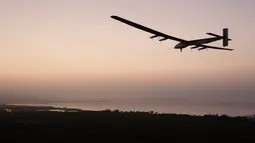 Pesawat bertenaga surya, Solar Impulse 2 saat lepas landas dari bandara Kalaeloa, Hawaii, Kamis (3/3). Pesawat yang dipiloti Markus Scherdel itu melakukan uji penerbangan setelah sempat mengalami kerusakan baterai. (AFP PHOTO/EUGENE Tanne)