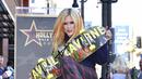 Avril Lavigne menerima bintang di Hollywood Walk of Fame. (Foto: Richard Shotwell/Invision/AP)