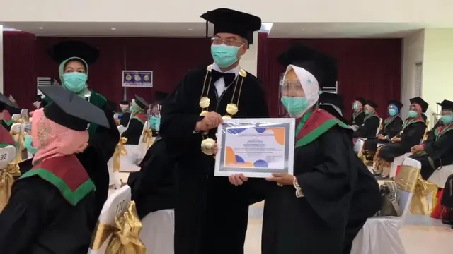 Jadi Wisudawan Tertua, Adik Mantan Wakil Presiden RI Raih Gelar Sarjana di Usia 80 Tahun. (Sumber: Instagram/umsurabaya)