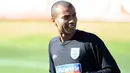 Gaya bek Inggris Ashley Cole saat latihan di Royal Bafokeng Sports Campus, Rustenburg, 15 Juni 2010. AFP PHOTO / PAUL ELLIS 