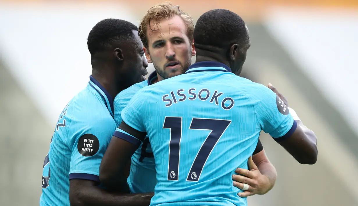 Striker Tottenham Hotspur, Harry Kane (tengah) berselebrasi usai mencetak gol ke gawang Newcastle United pada pertandingan lanjutan Liga Inggris di St James 'Park di Newcastle-upon-Tyne , Inggris (15/7/2020). Kane mencetak dua gol dan mengantar Tottenham menang 3-1. (AFP/Owen Humphreys)