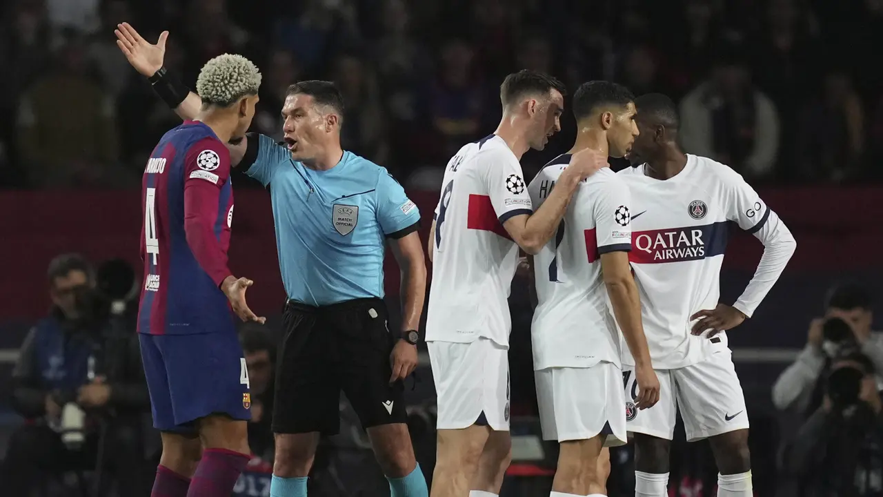 Foto: Petaka Xavi dan Ronald Araujo Dikartu Merah, Pahitnya Barcelona Disingkirkan PSG dari Liga Champions