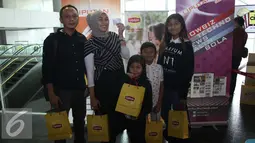 Sebuah keluarga berpose sebelum menonton Inside Out di studio Blitz Megaplex, Jakarta, Sabtu (22/8/2015) Cinemaholic bersama Liputan6.com gelar nonton bareng Inside Out (Liputan6.com/Gempur M Surya)