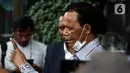 Tenaga Ahli PD Pasar Jaya, Rosario de Marshall alias Hercules (tengah) memberi keterangan kepada wartawan usai menjalani pemeriksaan di Gedung Merah Putih Komisi Pemberantasan Korupsi (KPK), Jakarta, Kamis (19/1/2023). Rosario de Marshall alias Hercules memenuhi panggilan KPK sebagai saksi di kasus suap penanganan perkara di Mahkamah Agung (MA). (Liputan6.com/Helmi Fithriansyah)