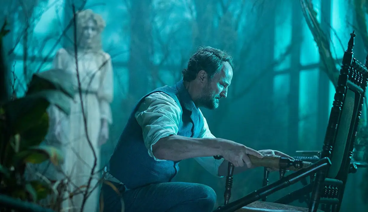 Meski awalnya Eric mengira bahwa tingkah laku Sarah aneh karena masih berduka, namun pikiran itu hilang usai dirinya menjadi saksi atas keganjilan Sarah. (ScreenRant)