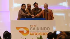 Menteri Perindustrian, Airlangga Hartarto (kedua kanan) menekan tombol pembukaan Gaikindo Indonesia International Auto Show (GIIAS) 2017 di ICE BSD City Tangerang, Kamis (10/8). GIIAS 2017 bertema Rise of the Future Mobility. (Liputan6.com/Angga Yuniar)