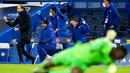 Pelatih Chelsea, Thomas Tuchel, dan staf pelatih merayakan kemenangan atas Real Madrid pada leg kedua semifinal Liga Champions, di Stadion Stamford Bridge, Kamis (06/05/2021). Chelsea menang dengan skor 2-0. (AFP/Glyn Kirk)