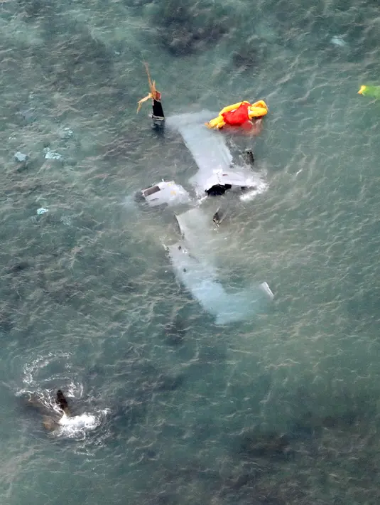 Kondisi pesawat Korps Marinir AS MV-22 Osprey usai jatuh di lepas pantai Nago, Jepang, (14/12). Kejadian ini merupakan yang kedua kali setelah sebelumnya pesawat Korps Marinir F/A-18 Hornet jatuh di laut Jepang yang menewaskan pilot. (Reuters/Kyodo)