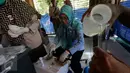 Petugas mengambil sampel ikan untuk di uji laboratorium, di pasar Beringharjo, Yogyakarta, (7/6). Pada bulan bakti karantina dan mutu hasil perikanan, petugas melakukan pemeriksaan untuk menghindari beredarnya ikan berformalin. (Liputan6.com/Boy Harjanto)