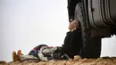 Pereli Prancis, Pasca Rauber, beristirahat saat mengikuti tahap 5 Reli Dakar 2021 di Riyadh dan Buraydah, Arab Saudi, (7/1/2021). Reli Dakar 2021 menempuh jarak total 7.646km yang terbagi dalam 12 etape. (AFP/Franck Fife)