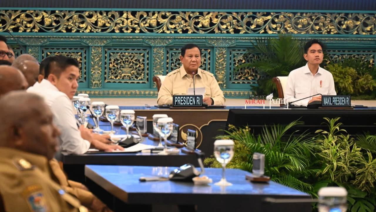 VIDEO: Kejutan Prabowo Pertama 'Colek' Bahlil Lanjut Tanya Purbaya saat Rapat Penting di Istana