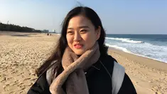 Han Woo Gyeong (22), mahasiswa dari Seoul memberi tanggapan tentang delegasi Olimpiade Korut saat wawancara di Anmok Beach, Gangneung, Korsel (8/2). Menurut Han, ia merasa aneh melihat warga Korut ikut serta dalam Olimpiade. (AP Photo/Hyung-jin Kim)