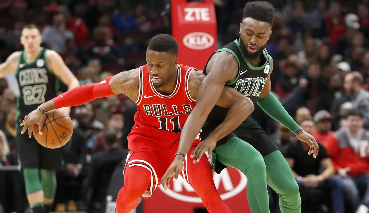 Pemain Boston Celtics, Jaylen Brown (kanan) berebut bola dengan pemain Chicago Bulls, David Nwaba pada lanjutan NBA basketball game di United Center, Chicago, (11/12/2017). Bulls menang 108-85. (AP/Charles Rex Arbogast)