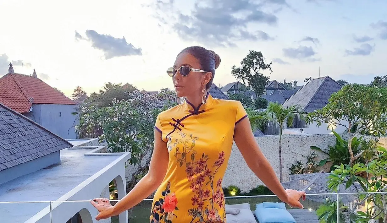 Potret Wulan Guritno pakai cheongsam (sumber: Instagram/wulanguritno)