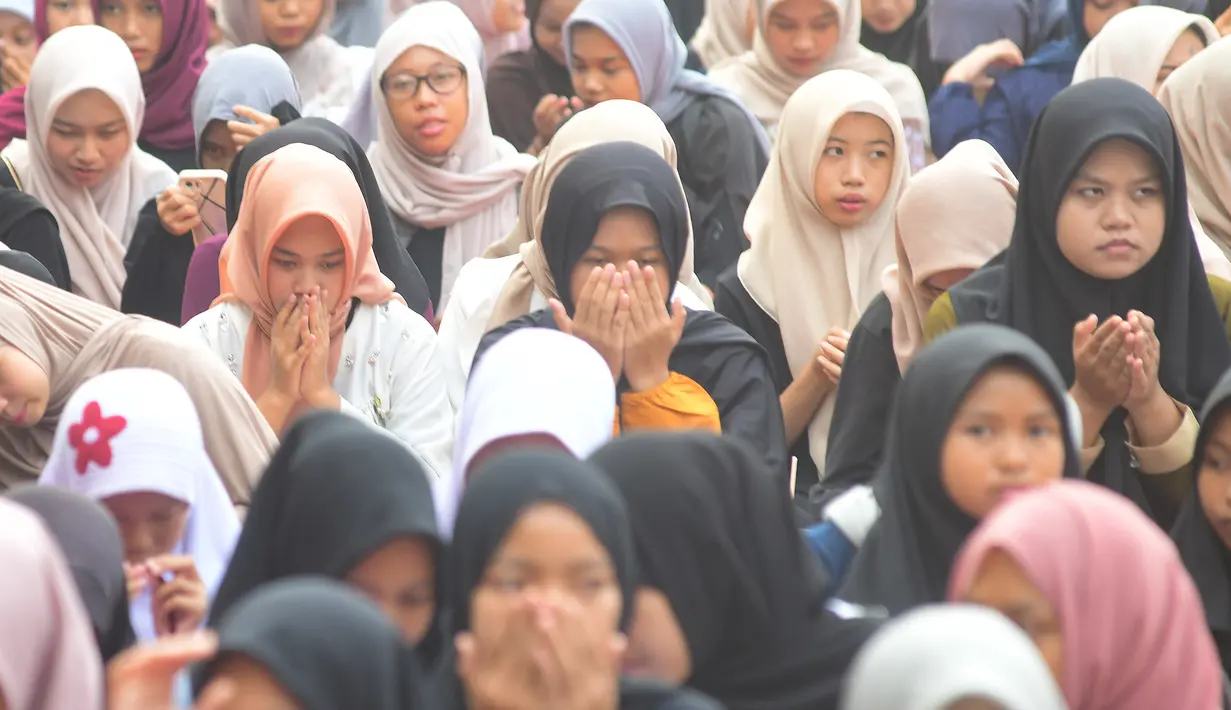 Kegiatan doa bersama ini dalam rangka memperingati Hari Santri Nasional yang jatuh setiap tanggal 22 Oktober. (merdeka.com/Arie Basuki)