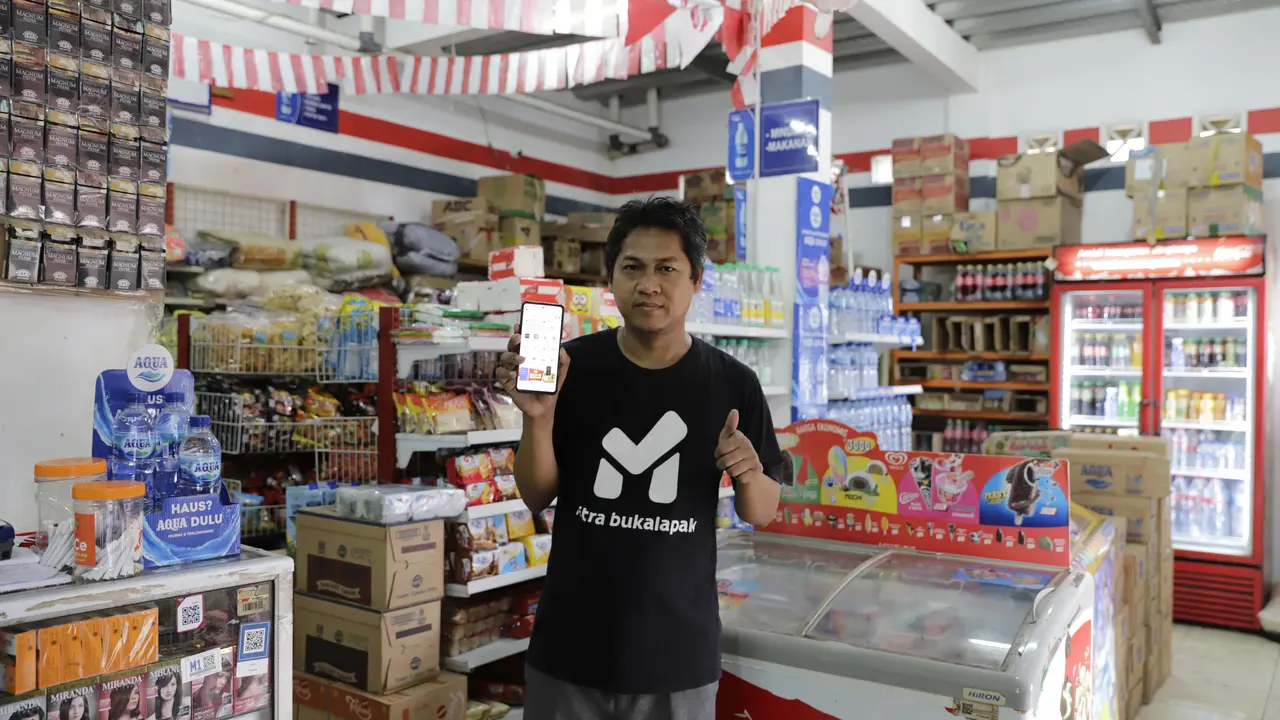 Waryanto, seorang pemilik warung dari Banten, telah berhasil mengubah warungnya menjadi toko modern yang menjual produk fisik dan virtual sejak menggunakan Mitra Bukalapak pada 2018. (Foto: Bukalapak)