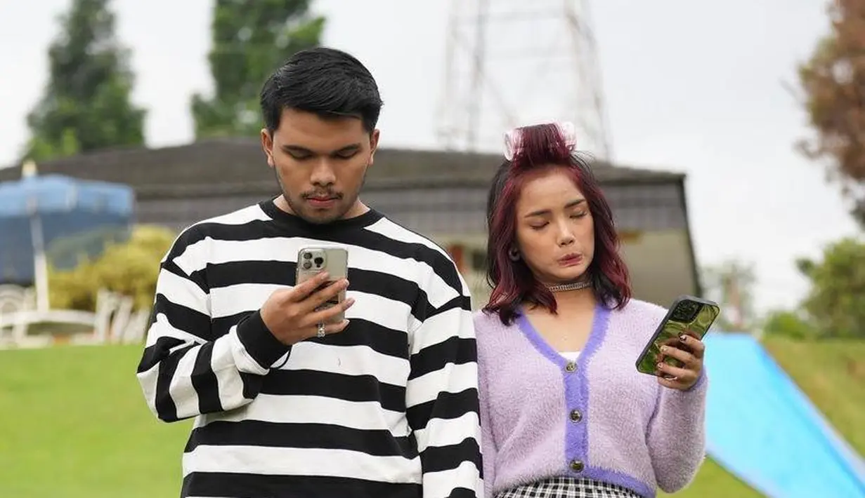 Tampil nyentrik, Fuji dan Thariq kompak mengenakan outfit nuansa monokrom hitam-putih. @fuji_an.