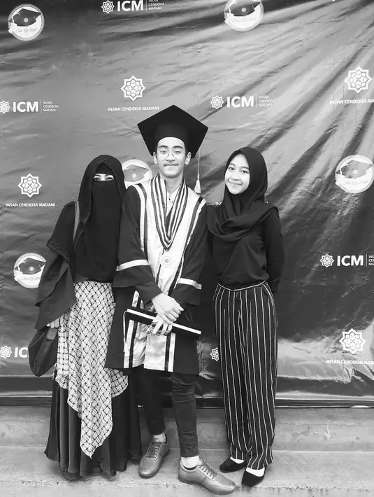 Meski saat ditanyakan apakah pemeriksaan masih lama, petugas tersebut tak bisa menjawab. Umi mengaku dari diam hingga ingin marah lantaran lamanya pemeriksaan, tapi ia mengaku tak bisa marah. (instagram/abidzar79)