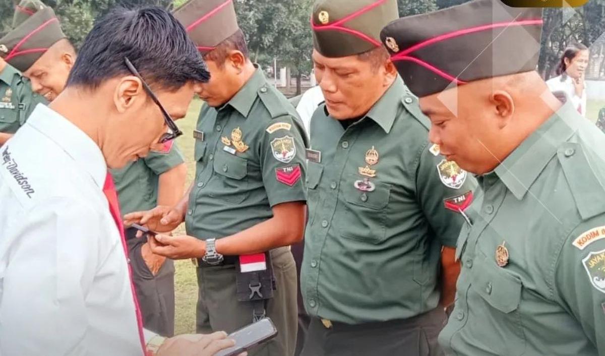 Pemerintah dan aparat di Indonesia pun saat ini kembali gencar memerangi judi online yang bisa dengan mudah diakses. Seperti Komandan Kodim (Dandim) satu ini. <br>