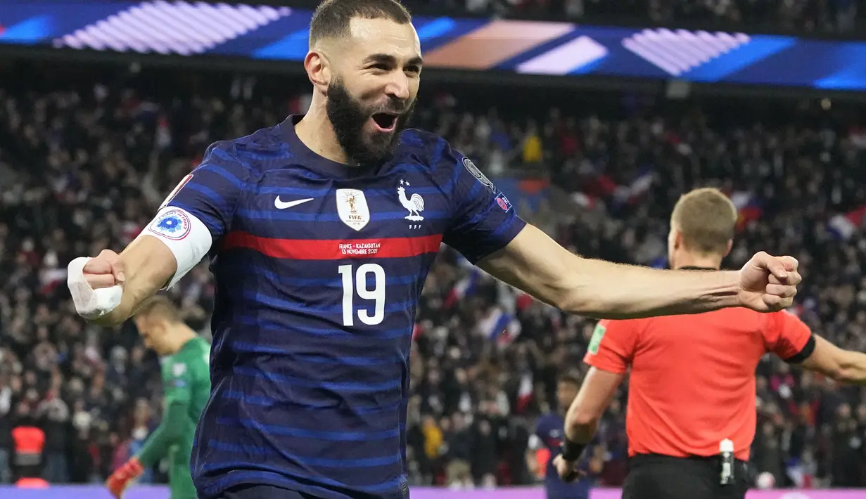 Penyerang Prancis, Karim Benzema berselebrasi usai mencetak gol ke gawang Kazakhstan pada kualifikasi grup D Piala Dunia 2022 di stadion Parc des Princes di Paris, Prancis, Minggu (14/11/2021). Benzema mencetak dua gol dan mengantar Prancis menang telak atas Kazakhstan 8-0. (AP Photo/Michel Euler)