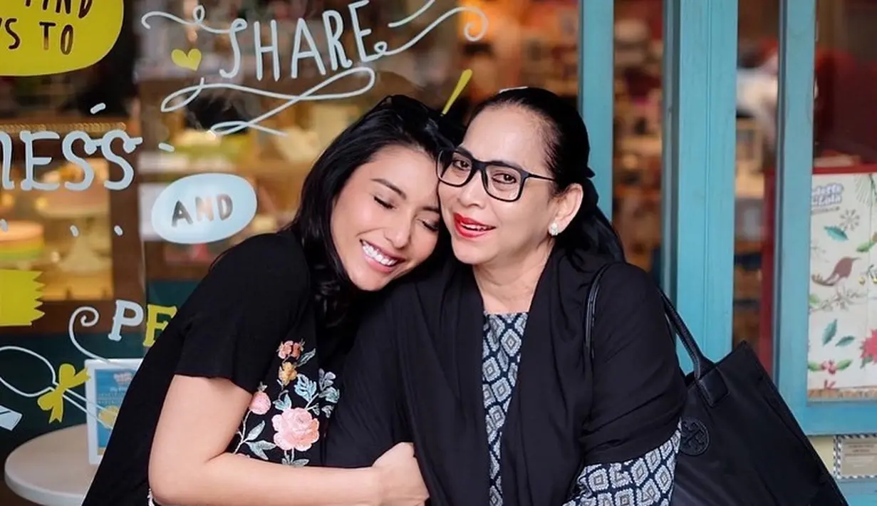 Tyas Mirasih sedang berduka. Melalui akun instagramnya yang sudah terverifikasi, Tyas mengabarkan sang ibu meninggal dunia. Hedy Elias binti Alex Elias, ibunda Tyas, meninggal pada Rabu (24/05/2023) pukul 05.27 WIB. [Instagram/tyasmirasih]