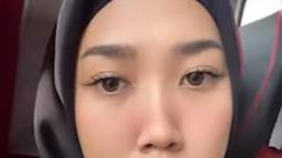 Kiky Saputri mengenakan hijab hitam, lengkap dengan ciput warna senada. (Foto: Instagram/@kikysaputrii)
