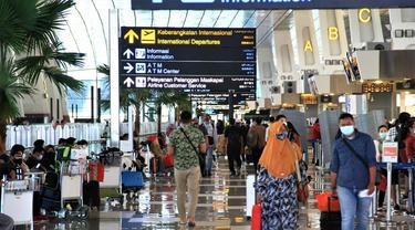 Penumpang pesawat di Bandara Soekarno Hatta