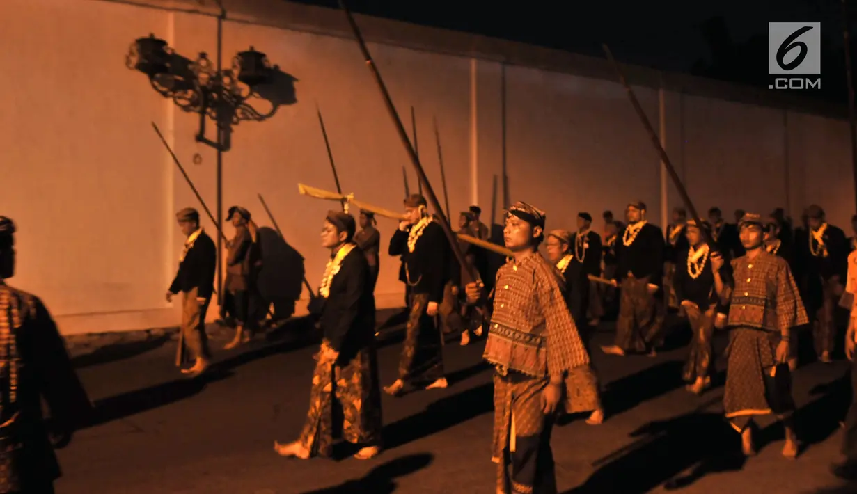 <p>Abdi keraton membawa pusaka saat mengikuti upacara ritual Kirab Pusaka dan Tapa Bisu di Solo, Sabtu (31/8/2019) malam. Kirab tersebut dalam rangka memperingati pergantian tahun baru Hijriah yand dalam penanggalan Jawa disebut satu Suro. (merdeka.com/Iqbal S Nugroho)</p>