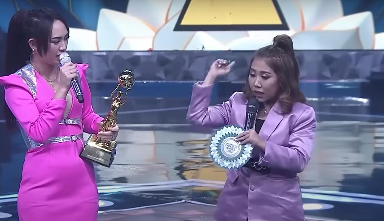 Momen ketika Kiky Saputri roasting Putri Isnari di Indonesian Dangdut Awards 2022 namun berujung diamuk oleh fans Lesti Kejora dan Rizky Billar. (Foto: YouTube/Indosiar)