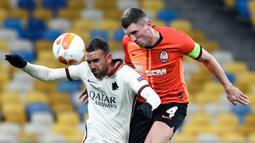 Striker AS Roma, Borja Mayoral (kiri) berduel udara dengan bek Shakhtar Donetsk, Serhiy Kryvtsov dalam laga leg kedua babak 16 besar Liga Europa 2020/2021 di Olimpiyskiy Stadium, Kiev, Kamis (18/3/2021). AS Roma menang 2-1 atas Shakhtar. (AFP/Sergei Supinsky)