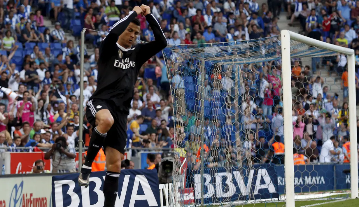Penyerang Real Madrid, Cristiano Ronaldo melakukan selebrasi usai mencetak gol ke gawang Espanyol pada laga Liga Spanyol di Stadion Power8, Senin (18/5/2015). Real Madrid menang 4-1 atas Espanyol. (Reuters/Gustau Nacarino)