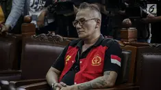 Aktor senior Tio Pakusadewo menjalani sidang pembacaaan dakwaan kasus penyalahgunaan narkoba di Pengadilan Negeri (PN) Jakarta Selatan, Senin (30/4). Tio yang sebelumnya berewokan dan gondrong tampil rapi dengan rambut cepak. (Liputan6.com/Faizal Fanani)