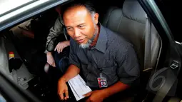 Mantan wakil ketua KPK, Bambang Widjojanto menaiki mobil dari kantor KPK menuju   kantor Bareskrim, Jakarta, Selasa, (24/2/2015). (Liputan6.com/Faisal R Syam)