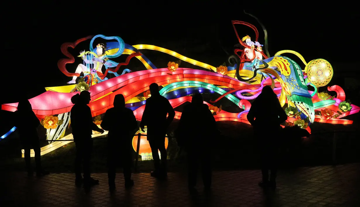 Pengunjung melihat salah satu lentera tematik yang dipamerkan dalam festival The Great Lanterns of China di Pakruojis Manor, Lithuania, Rabu (25/12/2019). Festival ini berlangsung hingga 6 Januari 2019. (Petras MALUKAS/AFP)