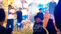 Momem Denny Caknan menarik tangan Gus Miftah di acara resepsi pernikahan Ning Chasna dan Gus Sunny (SS: YT Cah Ngopi)
