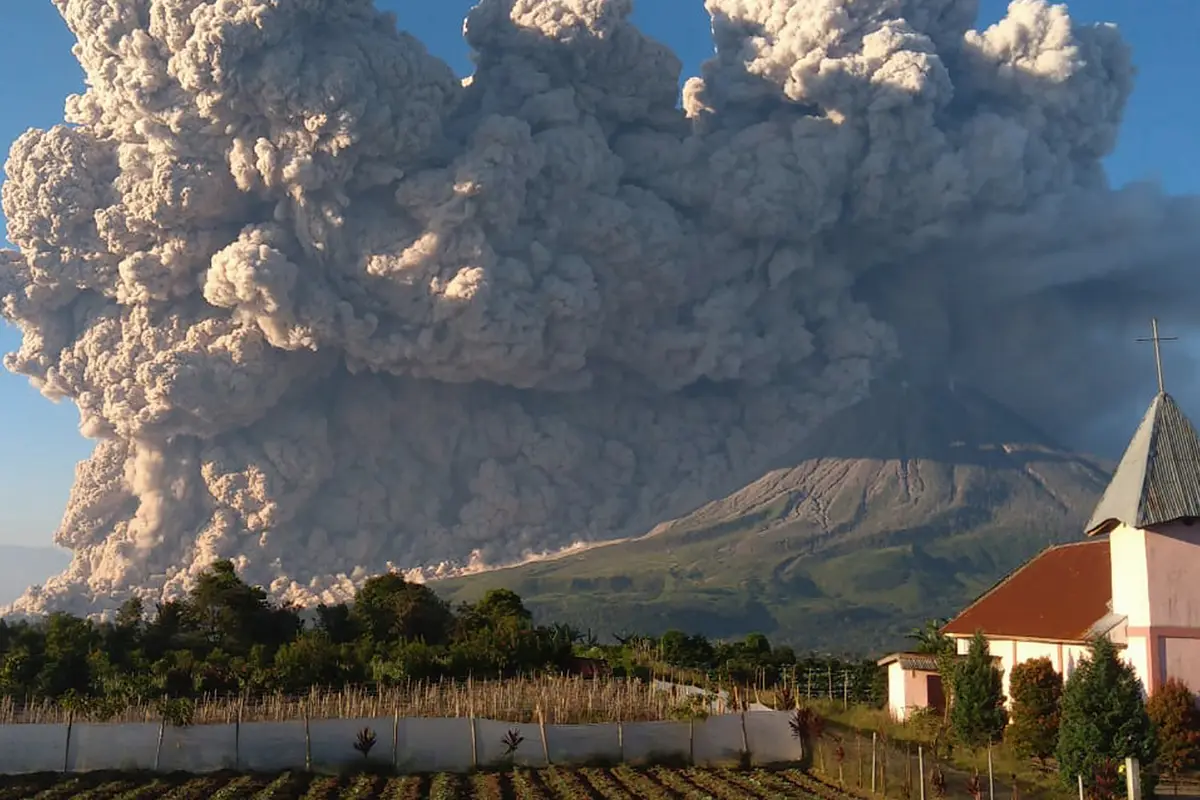 Erupsi Gunung Sinabung Jadi Tontonan Warga