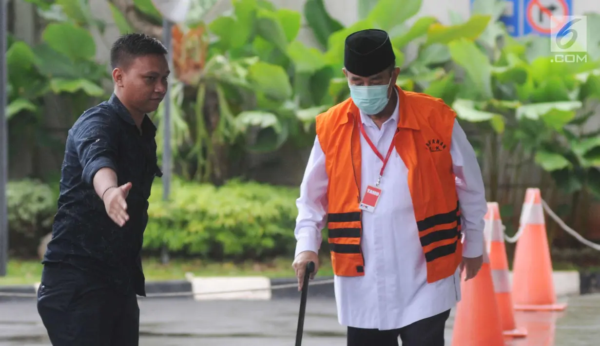 Bupati Bandung Barat Abubakar mengenakan masker dan tongkat berjalan saat tiba di gedung KPK, Jakarta, Selasa (24/4). Abubakar diperiksa perdana pasca penahanan oleh KPK. (Merdeka.com/Dwi Narwoko)
