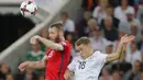 Duel pemain Norwegia, Jo Inge Berget (kiri) dengan pemain Jerman, Joshua Kimmich pada laga grup C kualifikasi Piala Dunia 2018 di Mercedes-Benz Arena, Stuttgart, (4/9/2017). Jerman menang 6-0. (AP/Michael Probst)